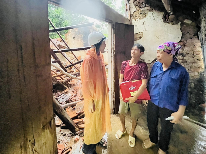 Thủy Tiên lội nước, dầm mưa đến Nghệ An hỗ trợ bà con vùng lũ